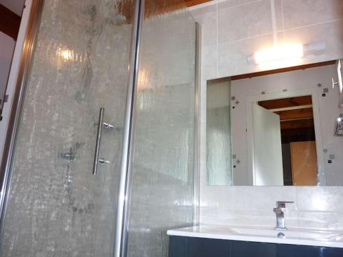 une salle de bain avec une douche avec un lavabo et un miroir dans l'établissement Appartement 5 pers, près plage, balcon, parking, La Cotinière - FR-1-246A-89, à Saint-Pierre-dʼOléron