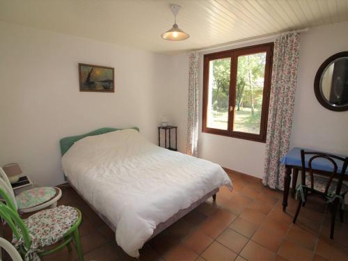 Ένα ή περισσότερα κρεβάτια σε δωμάτιο στο Maison Calme Proche Mer – 5 Couchages, Jardin, WiFi, Animaux Admis - FR-1-246A-97