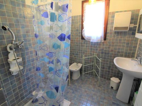 y baño con ducha, aseo y lavamanos. en Maison Saint-Georges-d'Oléron, 4 pièces, 5 personnes - FR-1-246A-97, en Saint-Georges-dʼOléron