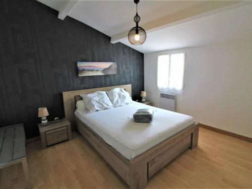 une chambre avec un lit avec des draps blancs et une fenêtre dans l'établissement Maison Moderne Proche Port La Cotinière – 4 Pers, Jardin, Terrasse, Plages à Proximité - FR-1-246A-109, à Saint-Pierre-dʼOléron