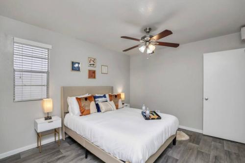sypialnia z łóżkiem i wentylatorem sufitowym w obiekcie Cozy 1BR sleep 6+ Free Parking w mieście Phoenix
