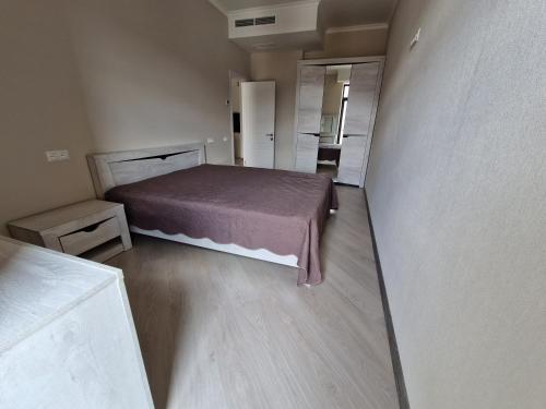 Alvina Complex Tsaghkadzor في تساجكادزور: غرفة نوم صغيرة بها سرير وخزانة