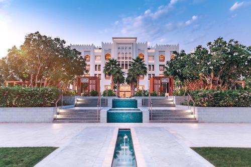 un grande edificio con una fontana di fronte di Al Messila, A Luxury Collection Resort & Spa, Doha a Doha