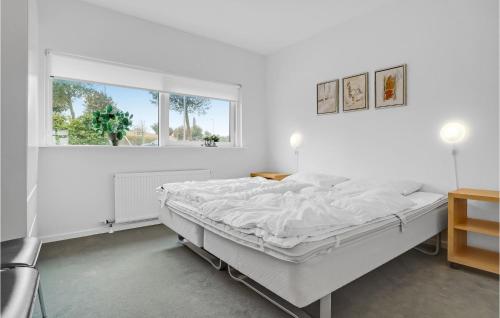 埃伯爾措夫特的住宿－3 Bedroom Cozy Apartment In Ebeltoft，白色的卧室设有床和窗户