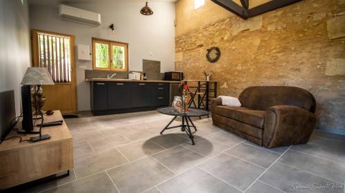 un salon avec un canapé et une table dans l'établissement I love Bergerac Cottage, à Bergerac