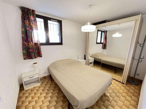 Posteľ alebo postele v izbe v ubytovaní Appartement T2 avec Jardin, Climatisation, Parking, et Proche Commerces (Animaux Acceptés) - FR-1-702-43