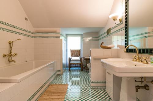 ein Badezimmer mit einer Badewanne und einem Waschbecken in der Unterkunft Apartment Yoko - Griante in Griante Cadenabbia