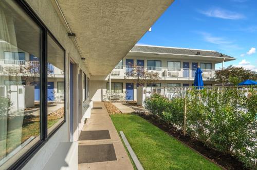 a view of a building from the courtyard of a building at Motel 6-College Station, TX - Bryan in College Station