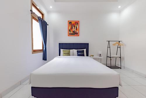 Voodi või voodid majutusasutuse Urbanview Hotel My Honai Setrasari by RedDoorz toas