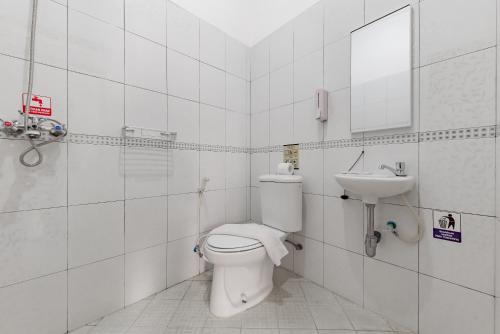 Ένα μπάνιο στο RedDoorz Plus near Universitas Maranatha Bandung 2
