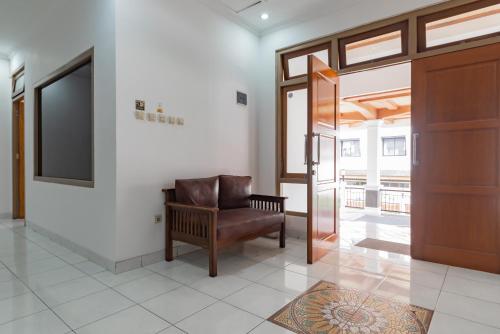 Χώρος καθιστικού στο RedDoorz Plus near Universitas Maranatha Bandung 2