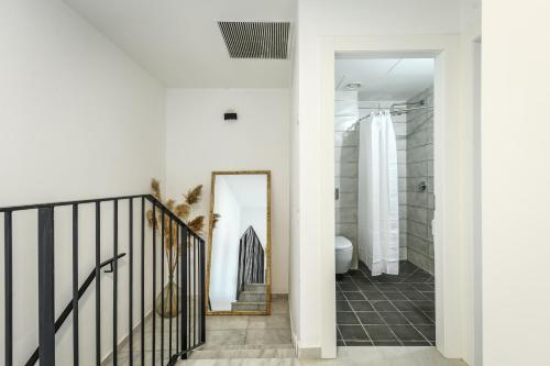 baño con bañera y espejo en la pared en Luxury 3BR Duplex with Sea View in Tel-Aviv Center by Sea N' Rent, en Tel Aviv