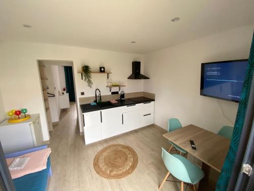 - une cuisine avec un évier et une table dans l'établissement F2/4 pers plage-commerces à pieds-parking privé, à Saint-Aygulf