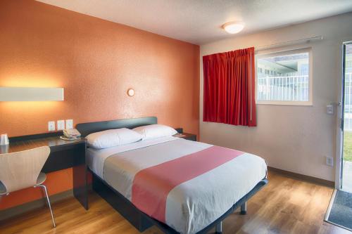 Postel nebo postele na pokoji v ubytování Motel 6-Mammoth Lakes, CA