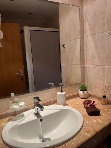 un bancone del bagno con lavandino e specchio di Hotel Trakata a Varna
