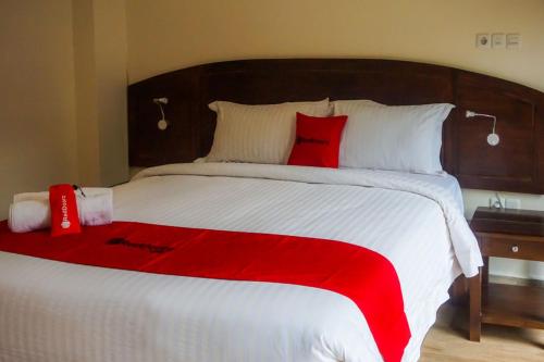 Кровать или кровати в номере RedDoorz near Londa Toraja