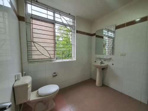ハイズオンにあるStar Hotel Hai Duongのバスルーム(トイレ、洗面台付)、窓が備わります。