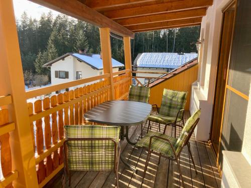 a patio with a table and chairs on a balcony at Appartement Mittagskogel in Velden am Wörthersee
