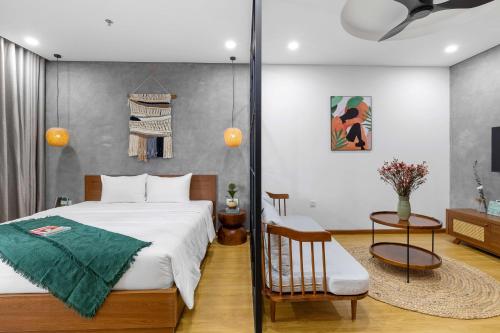 峴港的住宿－Lagom Boutique Hotel Da Nang，卧室配有1张床、1张桌子和1把椅子