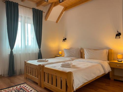 una camera da letto con un letto grande e una finestra di Pensiunea Ocna Maramuresului a Ocna Şugatag