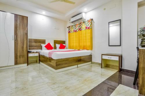 1 dormitorio con cama y cortina amarilla en OYO Nimalan Residency Shenoy Nagar Anna Nagar Near Pvr Cinemas Skywalk en Chennai