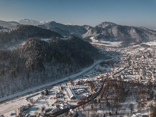 an aerial view of a city with a river and mountains at Szczawnica Park Resort & Spa in Szczawnica