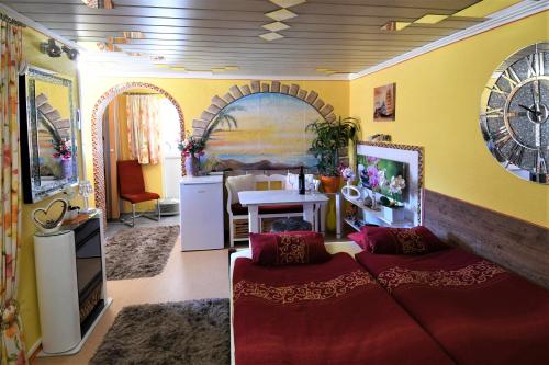 salon z kanapą i kuchnią w obiekcie Ferien bei Conny w mieście Nüziders