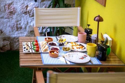 une table avec des assiettes de nourriture au-dessus dans l'établissement THE LITTLE PRINCE BOUTIQUE HOTEL, à Antalya