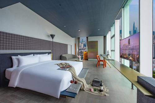Postel nebo postele na pokoji v ubytování Grade Hotel Shenzhen Shekou Sea World