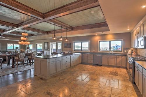 Η κουζίνα ή μικρή κουζίνα στο Main Street Sturgis Apt with High-End Features