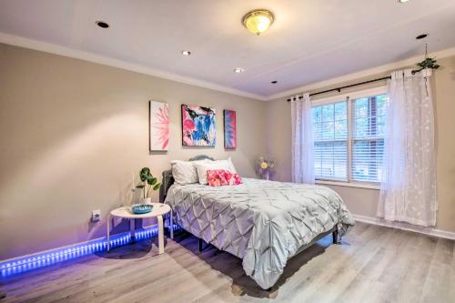 una camera da letto con un letto, un tavolo e una finestra di Cozy Powder Springs Home, 12 Mi to Six Flags a Powder Springs