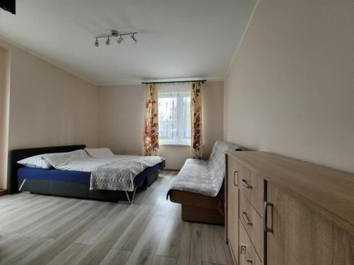 - une chambre avec 2 lits et une fenêtre dans l'établissement Przy Deptaku, à Mielno