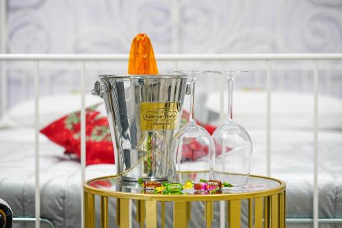 einem Mixer mit orangefarbenem Oberteil auf einem Tisch in der Unterkunft Piedigrotta b&b Luxury in Pizzo