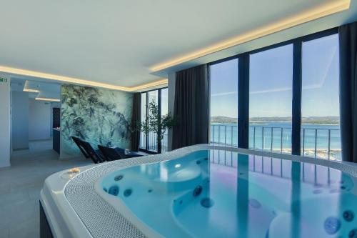比奧格勒納莫魯的住宿－伊利里亞酒店，海景客房内的浴缸