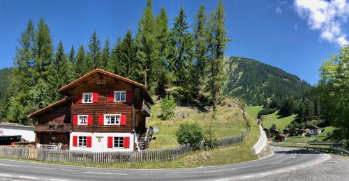 a wooden house on the side of a road at Sonniges Chalet Arosa für 6 Pers alleinstehend mit traumhaftem Bergpanorama in Langwies
