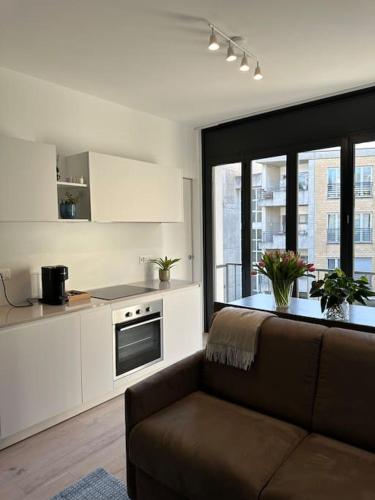 un soggiorno con divano e una cucina di Riva 13 a Lugano
