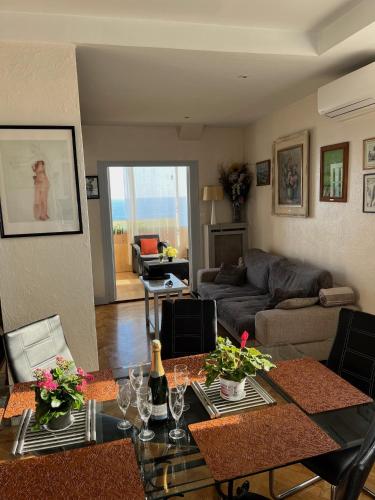 un salon avec une table et un canapé dans l'établissement France Nice Promenade Des Anglais 80m² Piano, à Nice