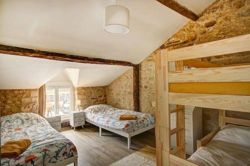 1 Schlafzimmer mit 2 Etagenbetten in einem Haus in der Unterkunft Maison d'Amis Des Hirondelles in Lempzours