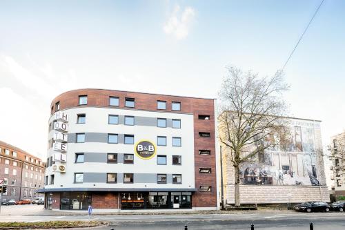um edifício branco com um sinal na lateral em B&B Hotel Bremen-City em Bremen
