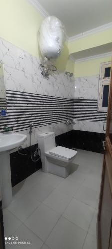 uma casa de banho com um WC e um lavatório em Mahamaya Homestay 4 em Mandi