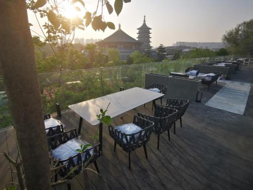 a group of tables and chairs on a deck at 洛阳一见客栈 in Luoyang