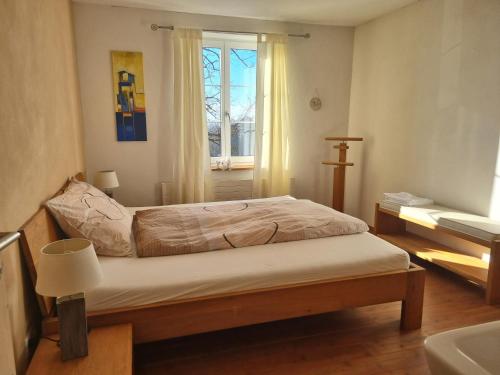 een slaapkamer met een bed en een raam erin bij Bergwirtschaft Tiefmatt in Holderbank