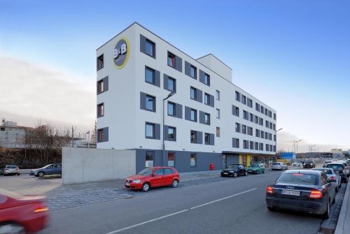 ein Gebäude an der Seite einer Straße mit Autos in der Unterkunft B&B Hotel Böblingen in Böblingen