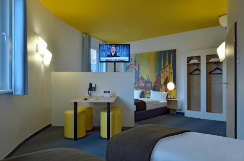 TV a/nebo společenská místnost v ubytování B&B HOTEL Erfurt-Hbf