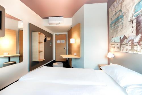B&B Hotel Eisenach tesisinde bir odada yatak veya yataklar