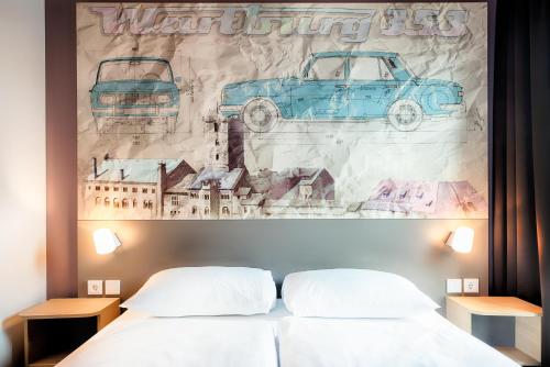 - une chambre avec un lit et une peinture d'une voiture dans l'établissement B&B Hotel Eisenach, à Eisenach