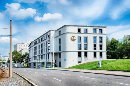 um edifício branco ao lado de uma rua em B&B Hotel Chemnitz em Chemnitz
