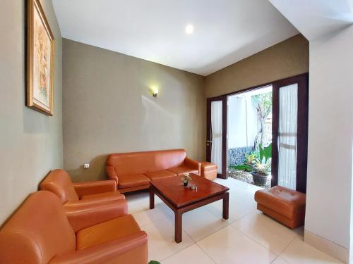 a living room with a couch and a table at Shinta Guesthouse in Malang