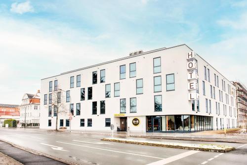 ein weißes Gebäude an der Straßenseite in der Unterkunft B&B Hotel Bamberg in Bamberg