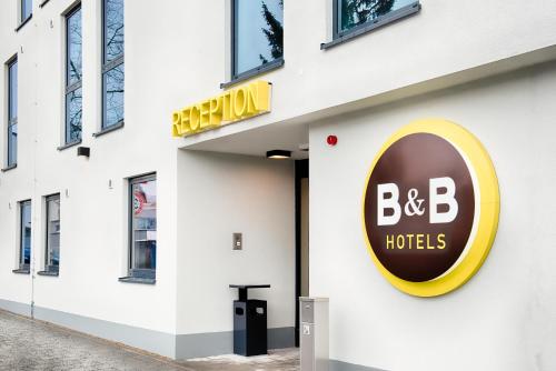 un bâtiment avec un panneau d'hôtel b dans l'établissement B&B Hotel Bamberg, à Bamberg